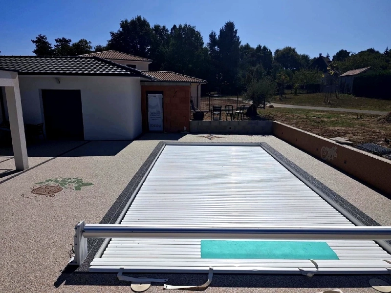 Moquette de pierre pour une plage de piscine et d'un muret